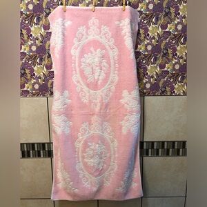 60's Bubblegum Pink Floral Jacquard Towel - 60's Bath Towel - 60's Pink Bathroom
